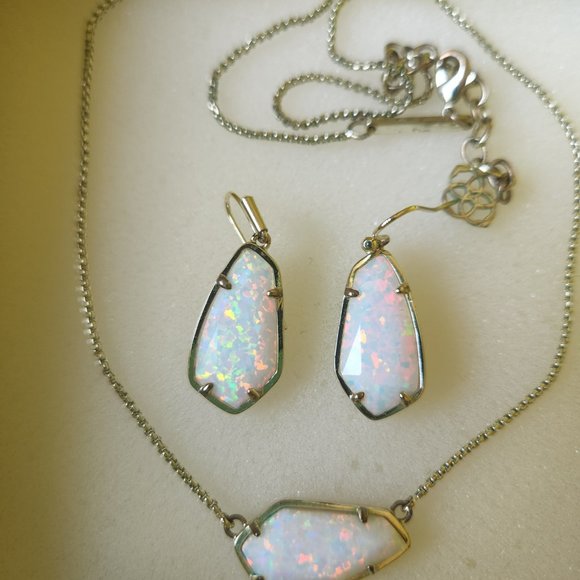 Kendra Scott set Cami and Camelia in white kyocera opal and gold, preloved - Picture 4 of 10